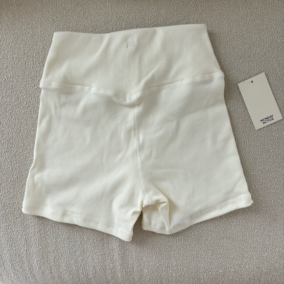 MONDAY ACTIVE IVORY SHORTS AND TOP SIZE M - Picture 4 of 8